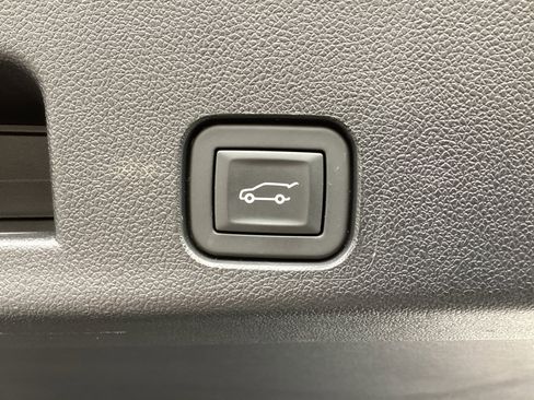 Used 2025 Chevrolet Traverse LT FWD image 17