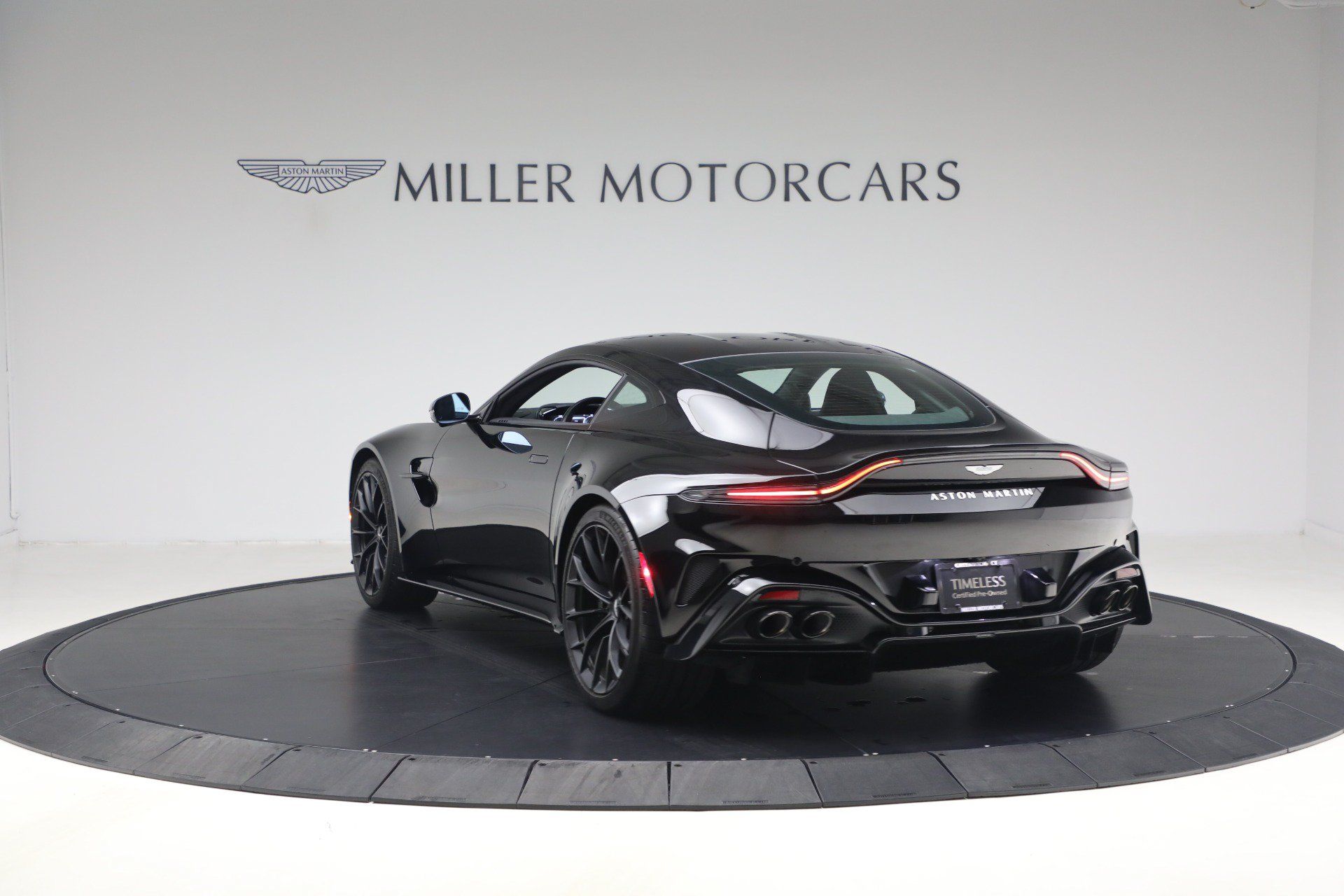 Used 2025 Aston Martin V8 Vantage Coupe RWD image 5
