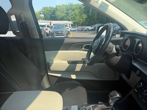 Used 2023 Kia Carnival LX FWD image 9