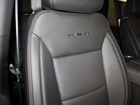 Used 2025 GMC Yukon Denali w/ Advanced Technology Package image 44