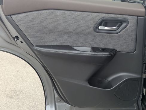 Used 2023 Nissan Rogue SV image 14