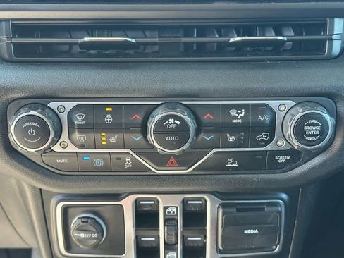 Used 2024 Jeep Wrangler Unlimited image 17