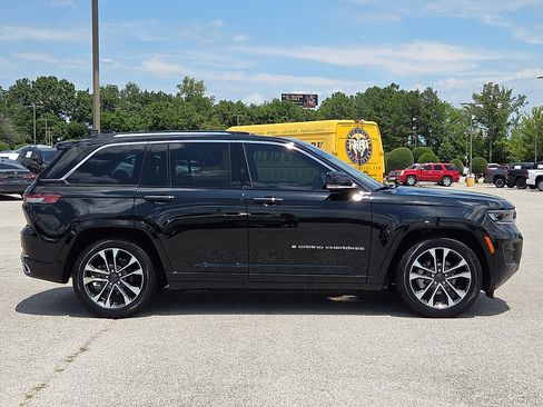 Used 2023 Jeep Grand Cherokee Overland w/ Luxury Tech Group IV AWD/4WD image 6