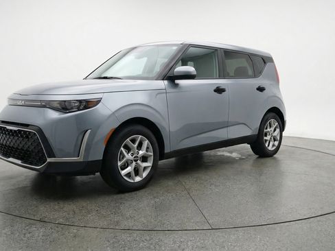 Used 2025 Kia Soul LX w/ LX Technology Package FWD image 3