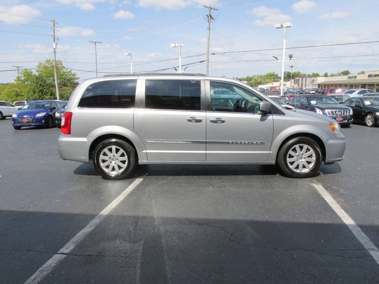 Used 2015 Chrysler Town & Country Touring w/ Driver Convenience Group FWD image 7