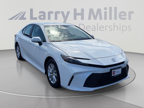 Used 2025 Toyota Camry LE FWD image 7
