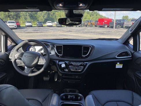 New 2027 Chrysler Pacifica Select AWD/4WD image 16