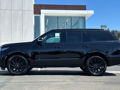 New 2026 Lincoln Navigator Reserve w/ Jet Appearance Package AWD/4WD image 6