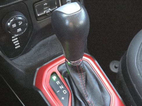 Used 2016 Jeep Renegade Trailhawk image 28