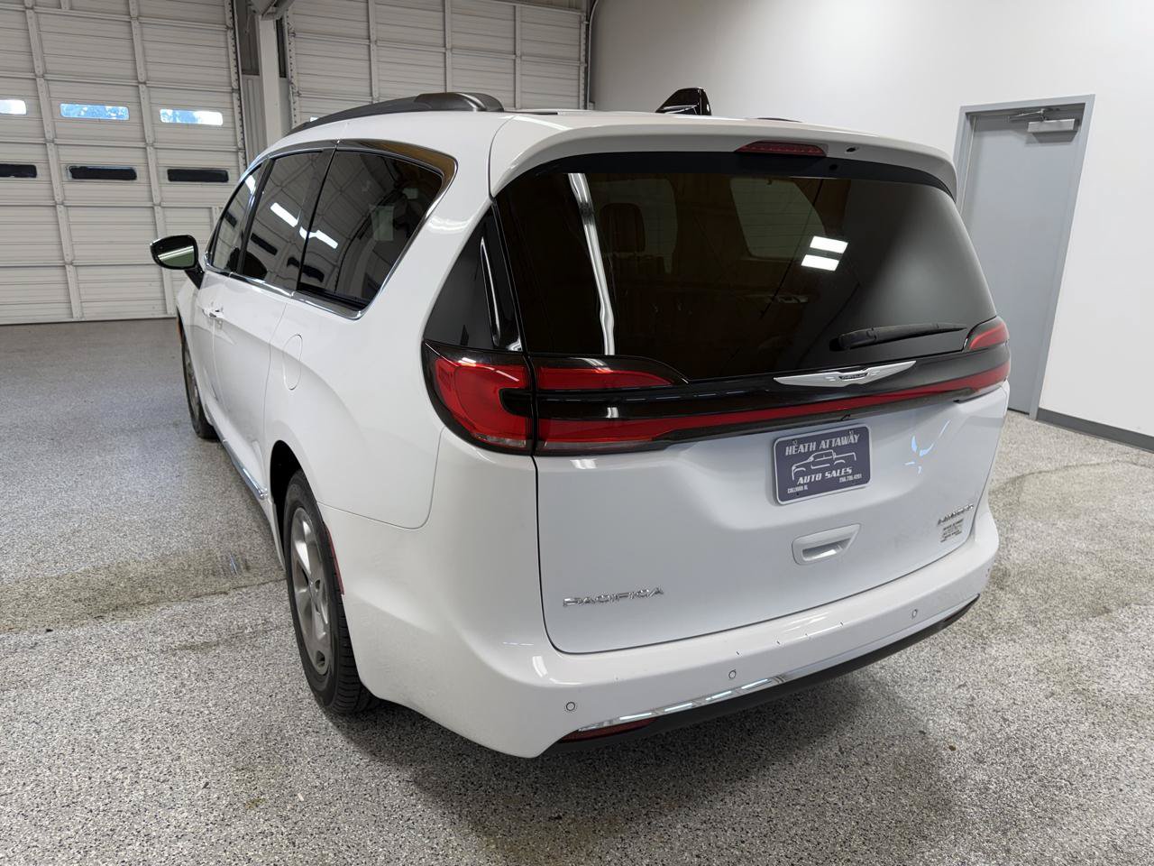 Used 2023 Chrysler Pacifica Limited FWD image 7