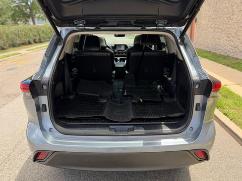 Used 2021 Toyota Highlander XLE AWD/4WD image 10