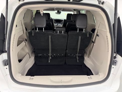 Used 2023 Chrysler Pacifica Touring-L FWD image 5