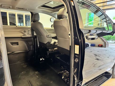 Used 2022 Toyota Sienna XLE FWD image 31