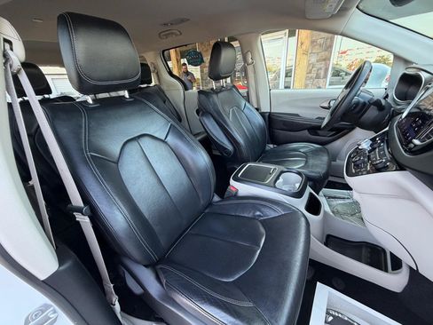 Used 2022 Chrysler Pacifica Touring-L FWD image 22