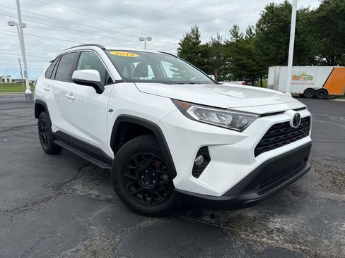 Used 2019 Toyota RAV4 XLE FWD image 2