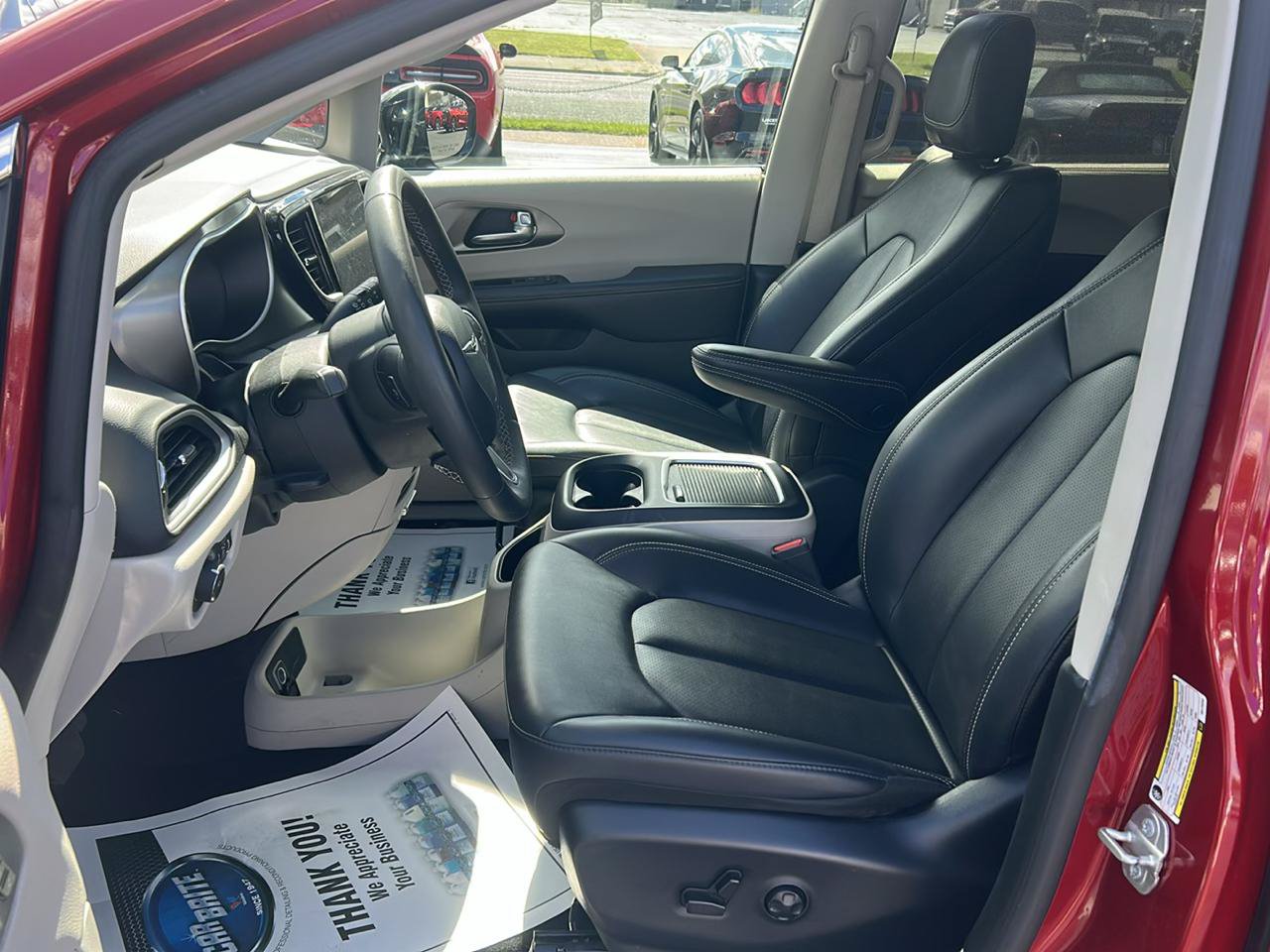 Used 2024 Chrysler Pacifica Touring-L FWD image 10