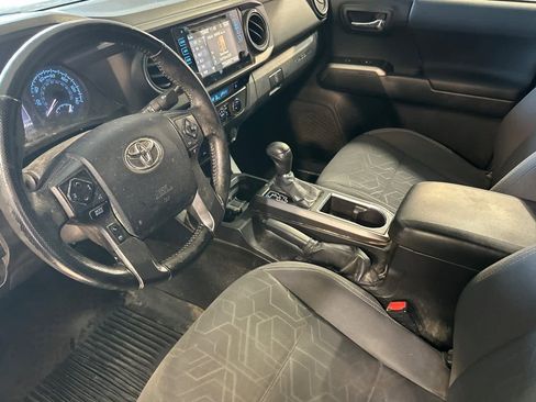 Used 2016 Toyota Tacoma TRD Off-Road w/ Premium & Technology Package image 12