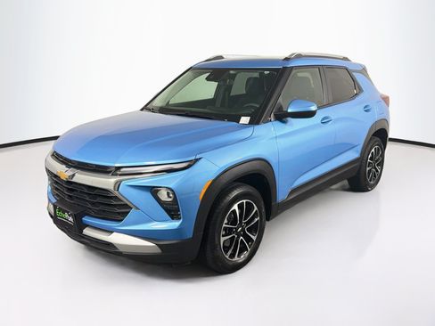 Used 2025 Chevrolet TrailBlazer LT AWD/4WD image 3