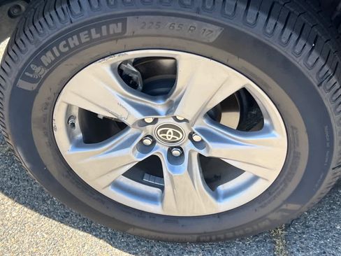 Used 2022 Toyota RAV4 LE AWD/4WD image 17