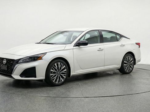 Used 2025 Nissan Altima 2.5 SV image 3