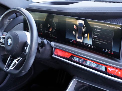 Used 2023 BMW 760i xDrive image 9