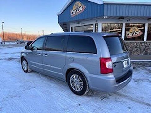Used 2014 Chrysler Town & Country Touring-L image 6