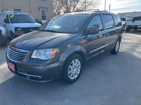 Used 2016 Chrysler Town & Country Touring image 7