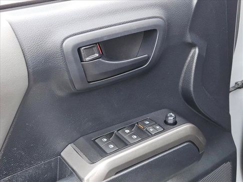 Used 2019 Toyota Tacoma SR5 AWD/4WD image 18