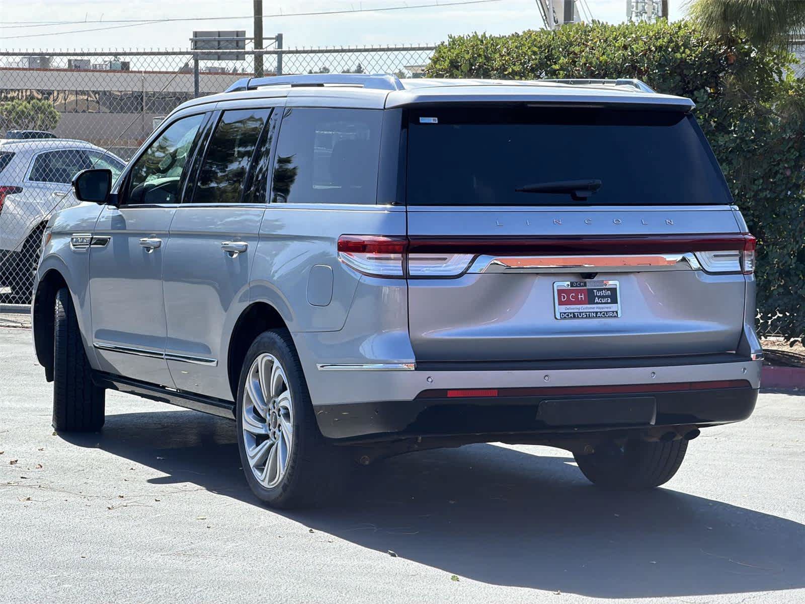 Used 2024 Lincoln Navigator Premiere AWD/4WD image 5