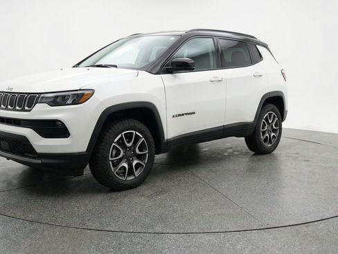 Used 2025 Jeep Compass Trailhawk AWD/4WD image 3