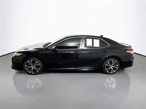 Used 2020 Toyota Camry SE w/ Carpet Mat Package image 4