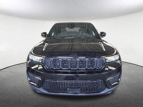Used 2025 Jeep Grand Cherokee Altitude AWD/4WD image 2