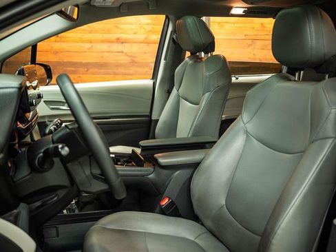 Used 2022 Toyota Sienna XLE w/ XLE Plus Package AWD/4WD image 8