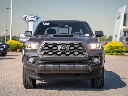 Used 2022 Toyota Tacoma TRD Sport w/ Technology Package RWD image 2