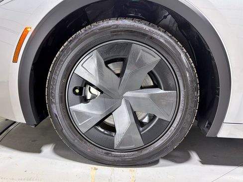 Used 2025 Toyota Prius Plug-In Hybrid image 31