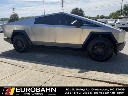 Used 2024 Tesla Cybertruck AWD Crew Cab image 29