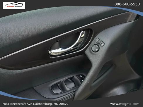 Used 2018 Nissan Rogue SV AWD/4WD image 18