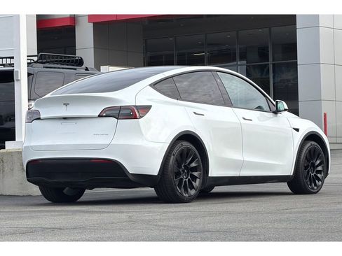 Used 2024 Tesla Model Y Long Range AWD/4WD image 4