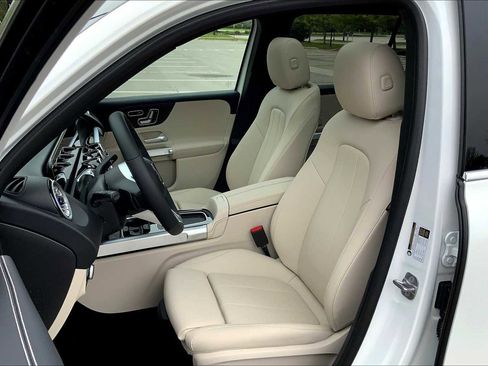 New 2025 Mercedes-Benz GLB 250 4MATIC image 12