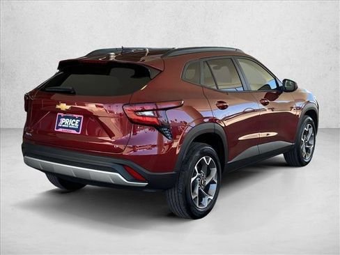 Used 2025 Chevrolet Trax LT w/ LT Convenience Package image 6