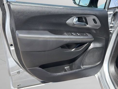 Used 2026 Chrysler Pacifica Select image 17