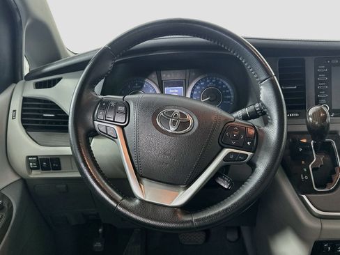Used 2020 Toyota Sienna XLE w/ XLE Navigation Package FWD image 17