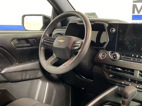 Used 2024 Chevrolet Colorado W/T w/ Technology Package AWD/4WD image 10