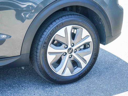 Certified 2022 Kia Niro EX FWD image 10