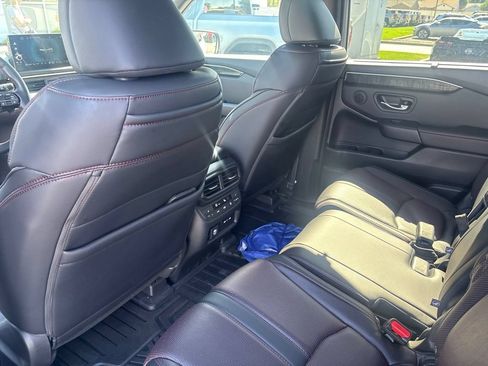 Used 2025 Honda Pilot Black Edition image 22