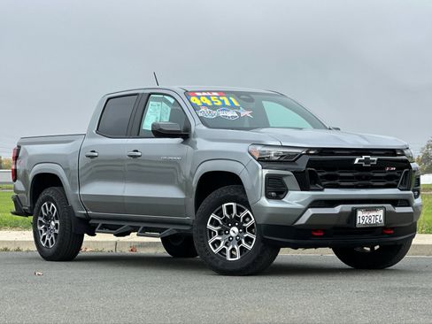 Used 2025 Chevrolet Colorado Z71 w/ Technology Package image 2