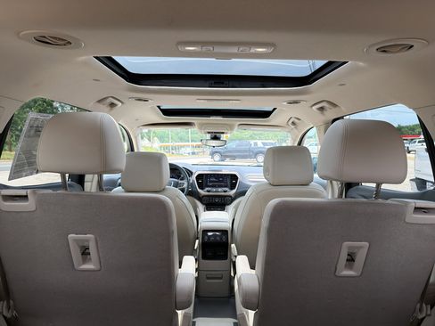 Used 2023 GMC Acadia Denali w/ Denali Ultimate Package FWD image 9
