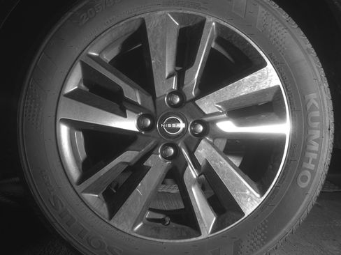 Used 2025 Nissan Versa SV image 14