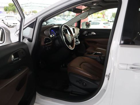 Used 2018 Chrysler Pacifica Limited w/ Advanced Safetytec Group FWD image 14