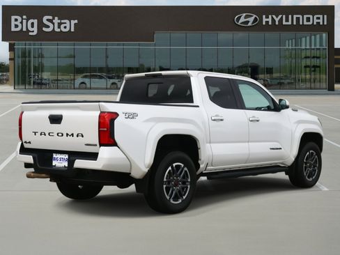Used 2024 Toyota Tacoma TRD Sport w/ TRD Sport Upgrade Package image 4